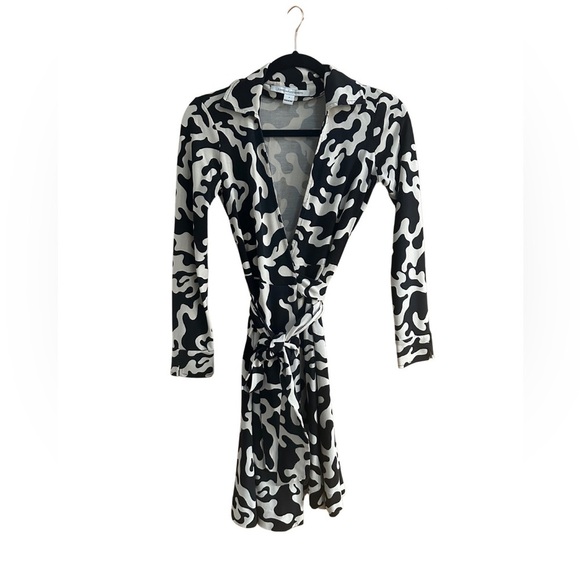 Diane Von Furstenberg Silk Wrap Dress Abstract Camo Print Size 0 - Picture 2 of 12